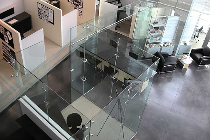 Determining the thickness of glass partition walls