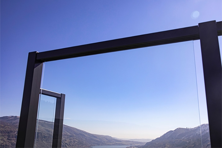 eGlass Element™ system reveals the beauty of your environment with an aluminum top rail that is nearly invisible