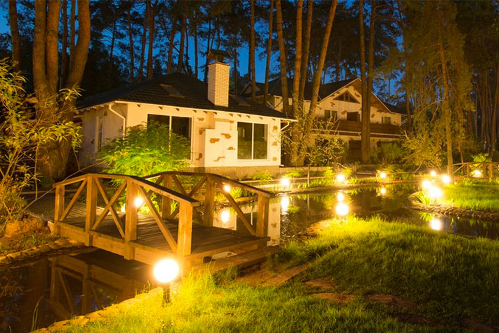 Landscape lighting solutions: 7 signs your business should upgrade lighting systems