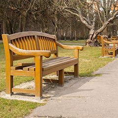 Outdoor benches: choosing the right wood